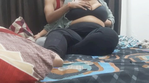 Une babe indienne dodue avec de gros seins se fait défoncer la gorge