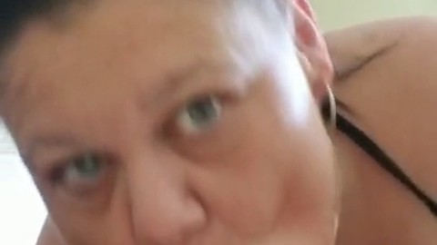Una nonna viziosa fa un pompino in POV profondo.