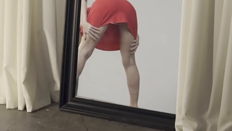 Mostrando mis pies perfectos en un vestido corto  Mostrando mis pies perfectos en un vestido corto