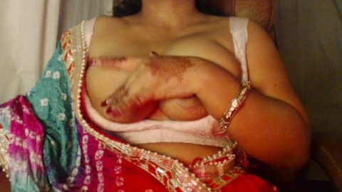 Sie kneift ihre atemberaubenden Brüste und genießt es, an ihren großen Nippeln zu ziehen.