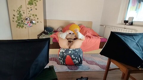 Die Erstmalige MILF Mirsur macht nackt Yoga und zeigt ihren dicken Hintern und große Brüste, während sie eine Amateurmassage mit einem Vibrator genießt. Die Erstmalige MILF Mirsur macht nackt Yoga und zeigt ihren dicken Hintern und große Brüste, während sie eine Amateurmassage mit einem Vibrator genießt.