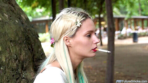 Wunderschöne Blondine gibt sich dem Outdoor-Smoking-Fetisch hin