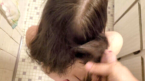 Jeune fille coquine avec des cheveux longs se lance dans le fétichisme du sperme dans les cheveux - éjaculation et brossage à travers les cheveux secs