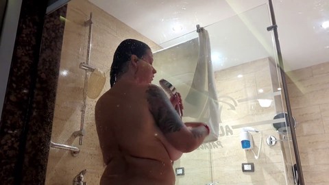 Toilette, ragazza hot tatuata, tedesca