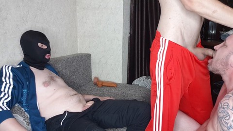 Deux jeunes mâles en adidas me dominent avec leurs pieds et un gode