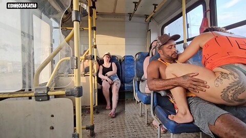 Una mujer casada coquetea con un extraño en el autobús y termina acostándose con él. Una mujer casada coquetea con un extraño en el autobús y termina acostándose con él.