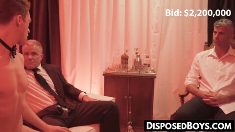 Imágenes de cámaras ocultas de caballeros maduros dominando y follando a un joven twink