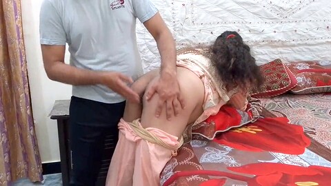 La belle-mère Queenbeautyqb aime se laisser aller tout en faisant des tâches ménagères.