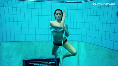 Alla Birtakik se déshabille et se met nue au bord de la piscine