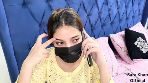 La sexy donna delle pulizie araba Sarakhan si sistema comodamente mentre è seduta