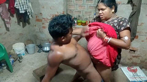 Joven chica desi amateur en el apartamento mostrando sus grandes pechos naturales Joven chica desi amateur en el apartamento mostrando sus grandes pechos naturales