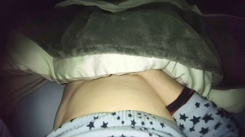 Ragazza irlandese ha un orgasmo intenso in una prospettiva femminile sotto le coperte