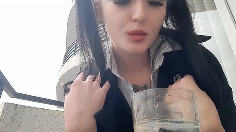 Sensual sesión de fetichismo del cigarro con la dominante Nika fumando y escupiendo en un vaso, haciéndote imaginar que es tu boca.