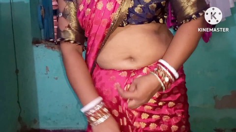 Una bhabhi sexy se luce en un sari caliente