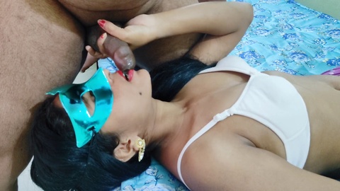 Vollbusige bengalische Ehefrau gibt eine atemberaubende Kehlenfick-Einlage, bis ich in ihrem Mund explodiere