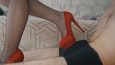 Verführerische Mädchen in roten High Heels gibt einen Schuhjob, trampelt und erhält eine Ladung Sperma