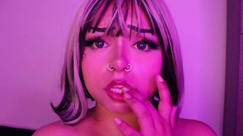 Ein niedliches Mädchen im Katzen-Cosplay macht Ahegao-Gesichter, während sie einen Dildo benutzt