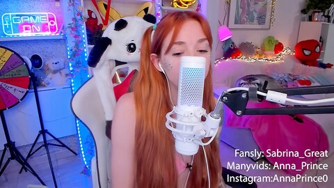 Sesión ASMR candente con la pelirroja desnuda Sabrina_great usando auriculares