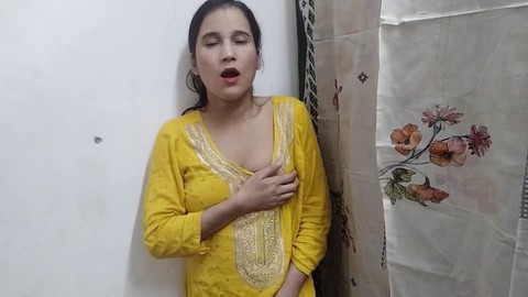 Una bhabhi chispeante le da una intensa acción con los dedos a su vaginita super apretada