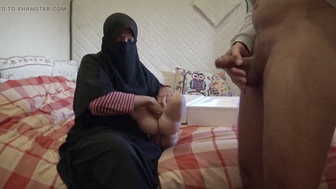 Die kurvenreiche marokkanische Beurette Souzan Halabi zeigt ihre Vorzüge.