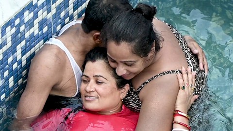 El intercambio de esposas en una fiesta en la piscina se convierte en una salvaje orgía de bhabis desi