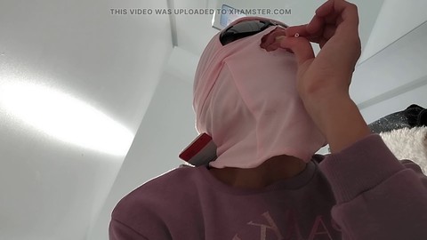 La sexy milf Mirsur se prueba trajes sexy en la cama con su suave pussy latina.