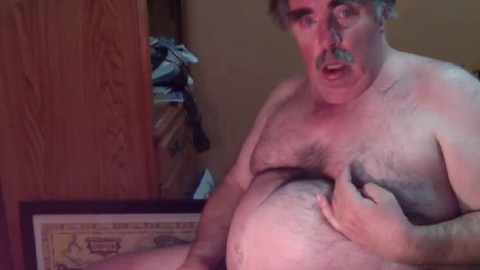 Papá maduro se complace a sí mismo en la webcam. Papá maduro se complace a sí mismo en la webcam.