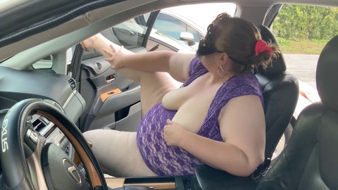 SSBBW bionda e focosa fa un sexy ballo esplicito con un culo enorme e gioca con le tette in pubblico fuori dalla macchina (Fellatio Deepthroat in auto) POV, Sborrata.