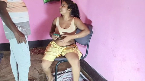 Indisches Dorfmädchen Deluwara Khatun lädt ihren Freund ein.