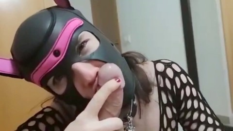 Unterwürfige Dienstmädchen mit Schlampe-Maske machen Deepthroat und kommen zum Orgasmus, wenn ein Kunde sie leckt. Unterwürfige Dienstmädchen mit Schlampe-Maske machen Deepthroat und kommen zum Orgasmus, wenn ein Kunde sie leckt.