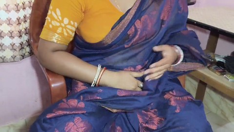 Dampfsensible romantische Sitzung mit einem indischen Paar in Sarees in einem Hotelapartment Dampfsensible romantische Sitzung mit einem indischen Paar in Sarees in einem Hotelapartment