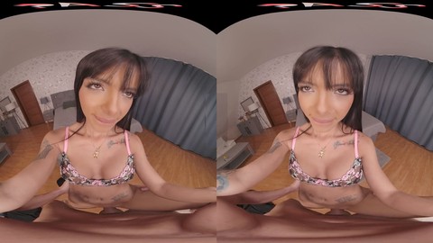 Expérience en réalité virtuelle avec la latina tatouée Athenea Rose offrant ses délices anaux