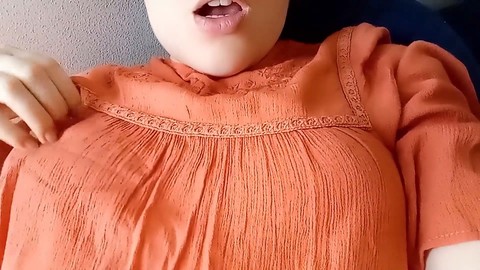 Son vagin serré entièrement exposé