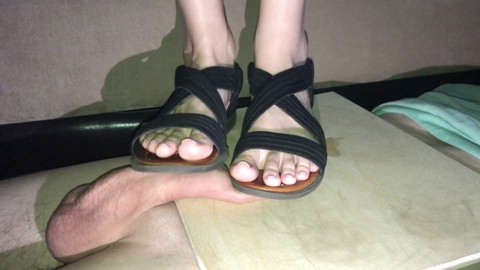 Paja con los pies caliente, paja con zapatos, pizada en la cabeza