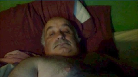 Abuelo rechoncho se masturba y eyacula en vivo por webcam. Abuelo rechoncho se masturba y eyacula en vivo por webcam.