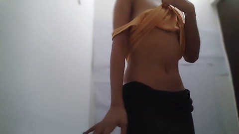 La ardiente mujer Desi gime de placer durante la caliente penetración vaginal