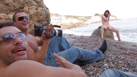 Superzorra con un culo redondo es penetrada doblemente en la playa por dos pollas duras