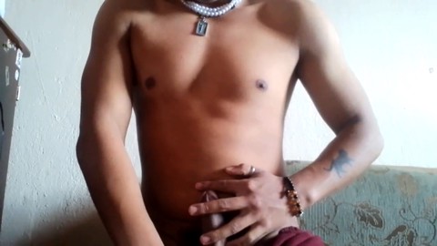 L'amatrice Ikaoss montre ses abdos lors d'une séance ASMR