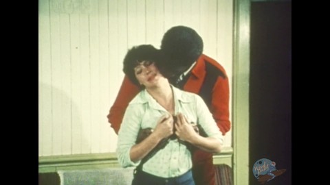 Georgina Spelvin wird beim Vintage-Classic-Porno ihre behaarte, natürliche Muschi geblasen Georgina Spelvin wird beim Vintage-Classic-Porno ihre behaarte, natürliche Muschi geblasen