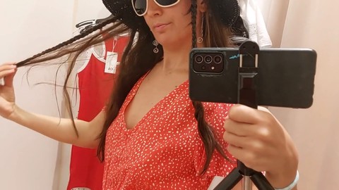 Una bruna amatoriale mostra i suoi bei seni e la sua vagina pelosa mentre prova i vestiti in camerino. Una bruna amatoriale mostra i suoi bei seni e la sua vagina pelosa mentre prova i vestiti in camerino.