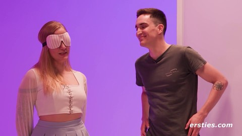 Un gars inexpérimenté a de la chance et fait l'amour par le toucher, le goût et l'odorat avec le modèle de casting Marie Hardon.