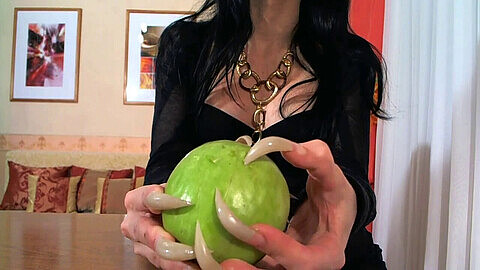 Langnagelige Verführerin befriedigt ihren Apfel-Schärf-Fetisch