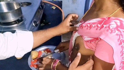 Esposa india en entorno rural disfruta del estilo perrito en la cocina
