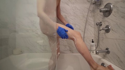 Disguisex wird verspielt mit der Haarentfernung in sexy blauen Spandex-Handschuhen.