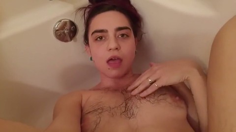 Delizia sensuale nel bagno con una figa pelosa