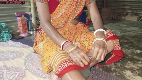 Una ardiente chica india de 18 años se pone traviesa con la bhabhi india en un pueblo desi