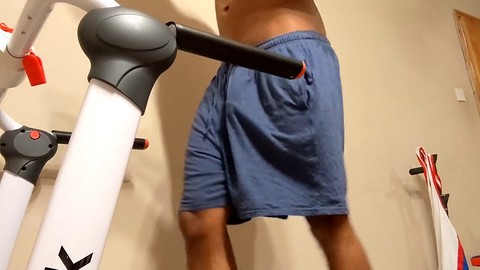 Scatto casuale del britannico roadman Reece di Brum in pantaloni corti blu attillati che mostra il suo ingombro sul tapis roulant Scatto casuale del britannico roadman Reece di Brum in pantaloni corti blu attillati che mostra il suo ingombro sul tapis roulant