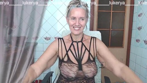 Lukerya beve caffè in cucina indossando un sexy vestito in maglia nera