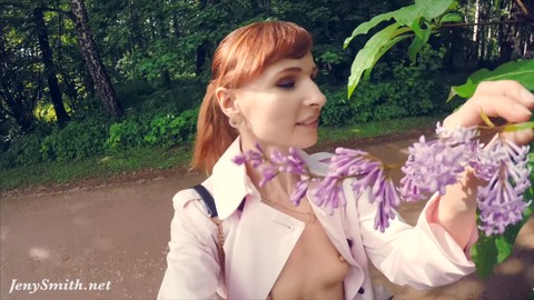 Jeny Smith complètement nue dans un parc capturée par la caméra