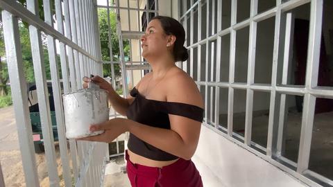 Une MILF colombienne séduisante attire un peintre en bâtiment pour une session anale hardcore